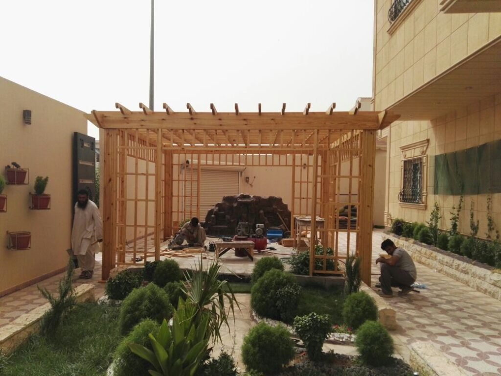 برجولات خشبية في الرياض: تصاميم عصرية وريفية لمساحات خارجية ساحرة